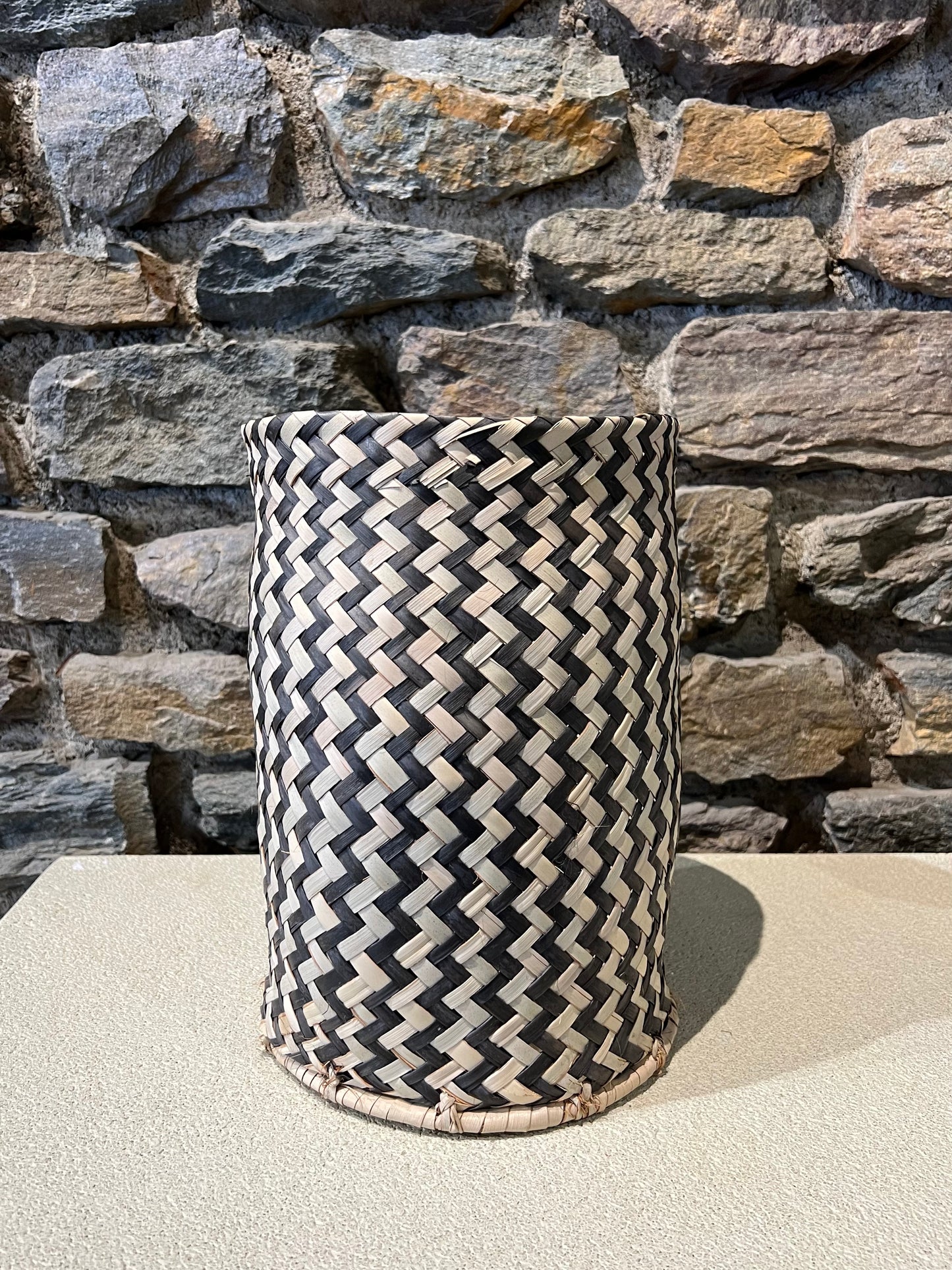 Panier en Raphia Tressé Blanc & Noir