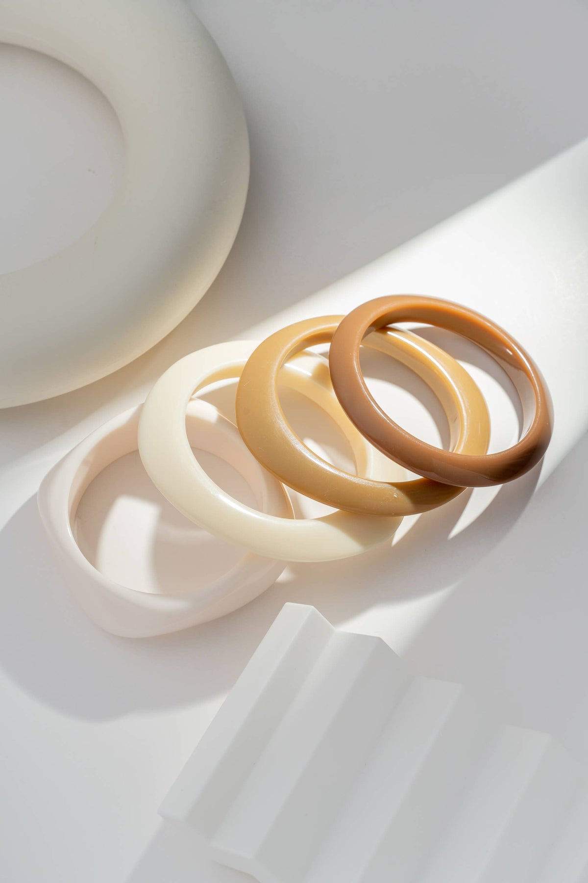Lot de 4 Bracelets en Résine Couleurs Dégradé Nude, Formes Mixtes