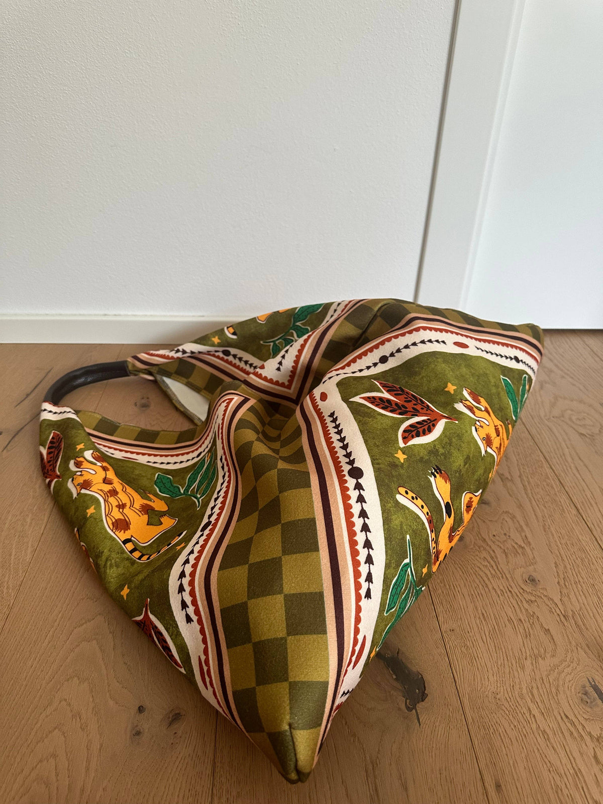 Sac Foulard Large avec Poignée en Cuir Véritable Motifs Félins - Une Autre Maison