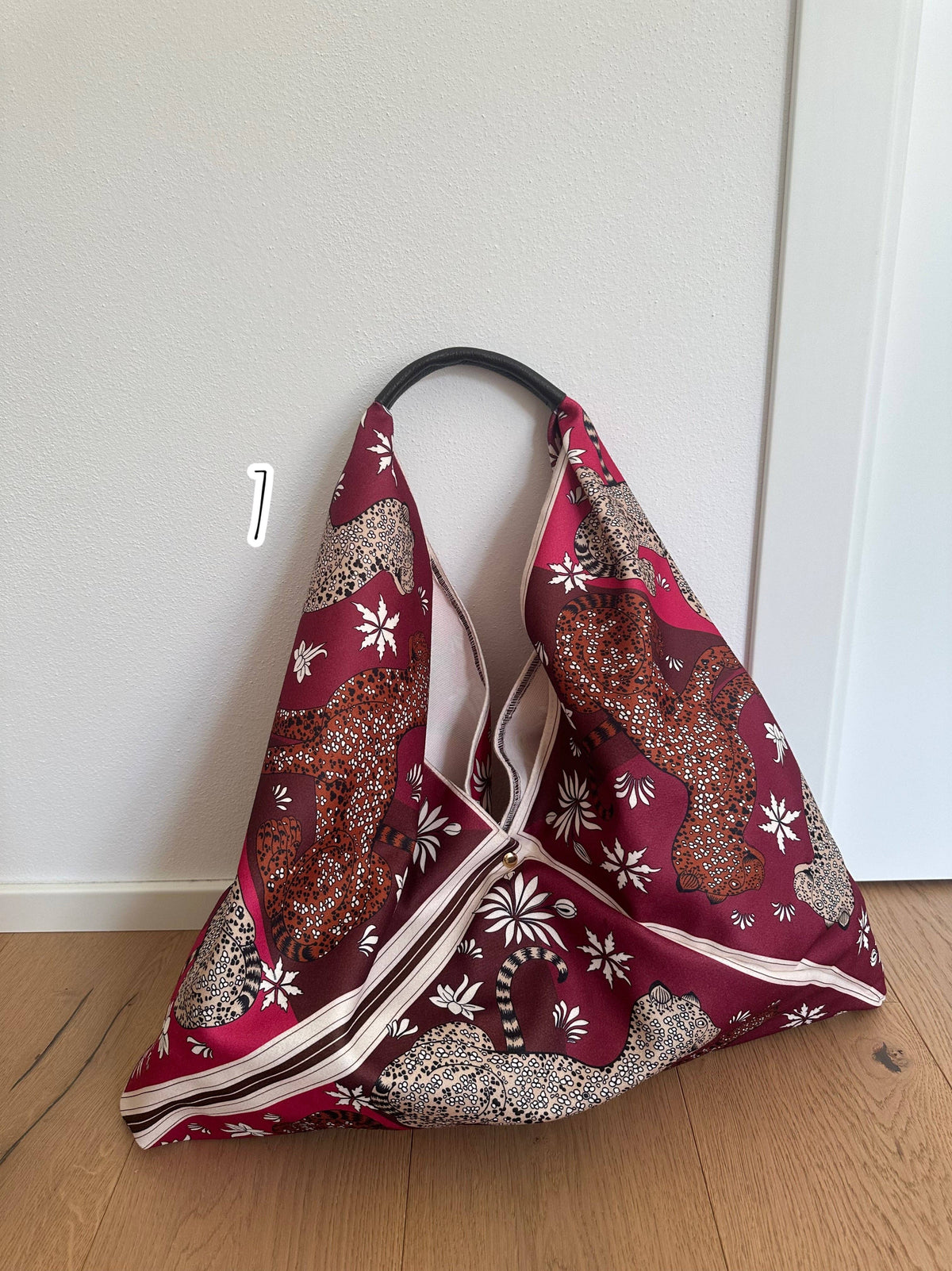 Sac Foulard Large avec Poignée en Cuir Véritable Motifs Félins - Une Autre Maison