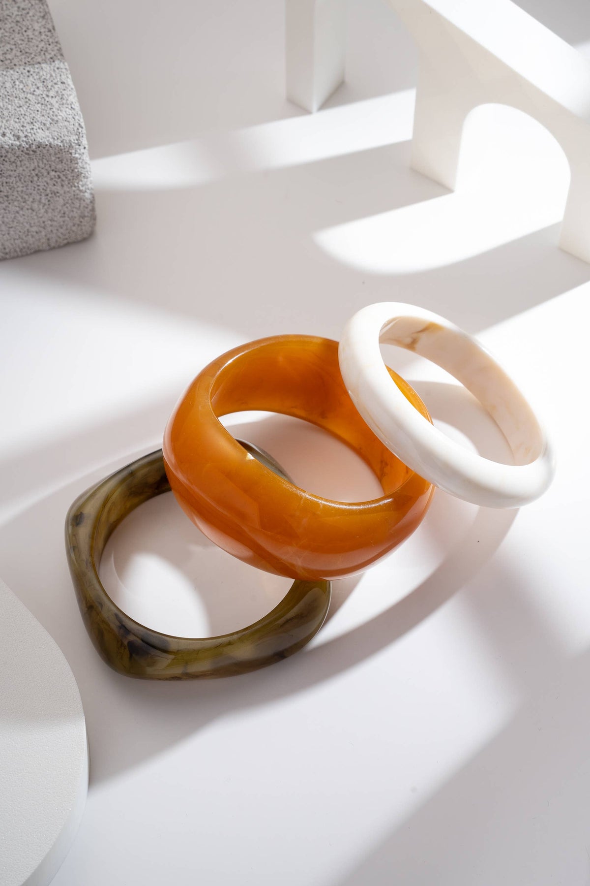 Trio de Bracelets Jonc en Résine Kaki, Ambre & Blanc