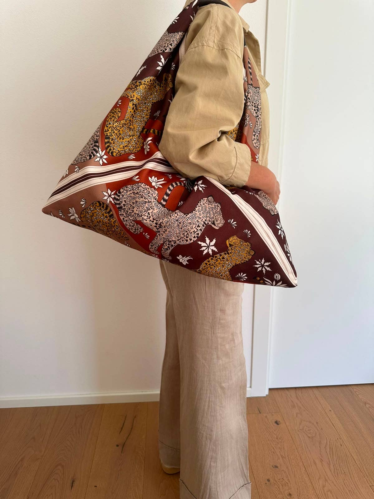 Sac Foulard Large avec Poignée en Cuir Véritable Motifs Félins - Une Autre Maison