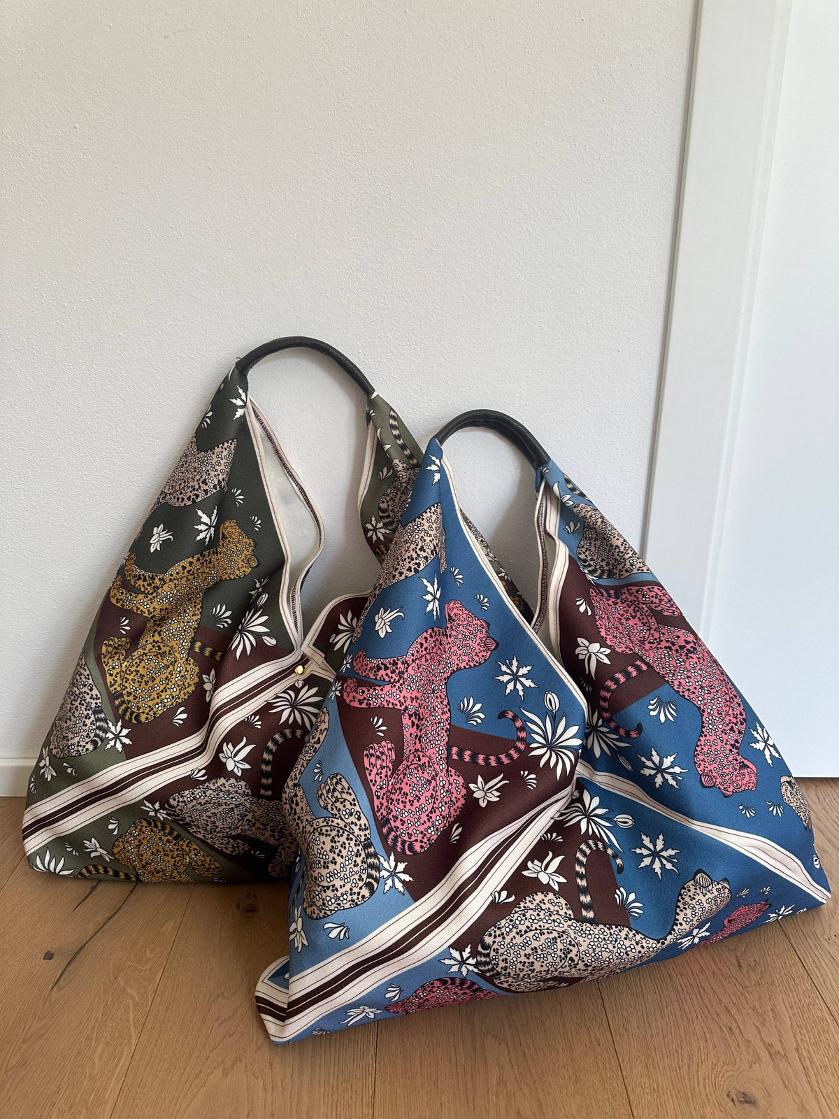 Sac Foulard Large avec Poignée en Cuir Véritable Motifs Félins - Une Autre Maison