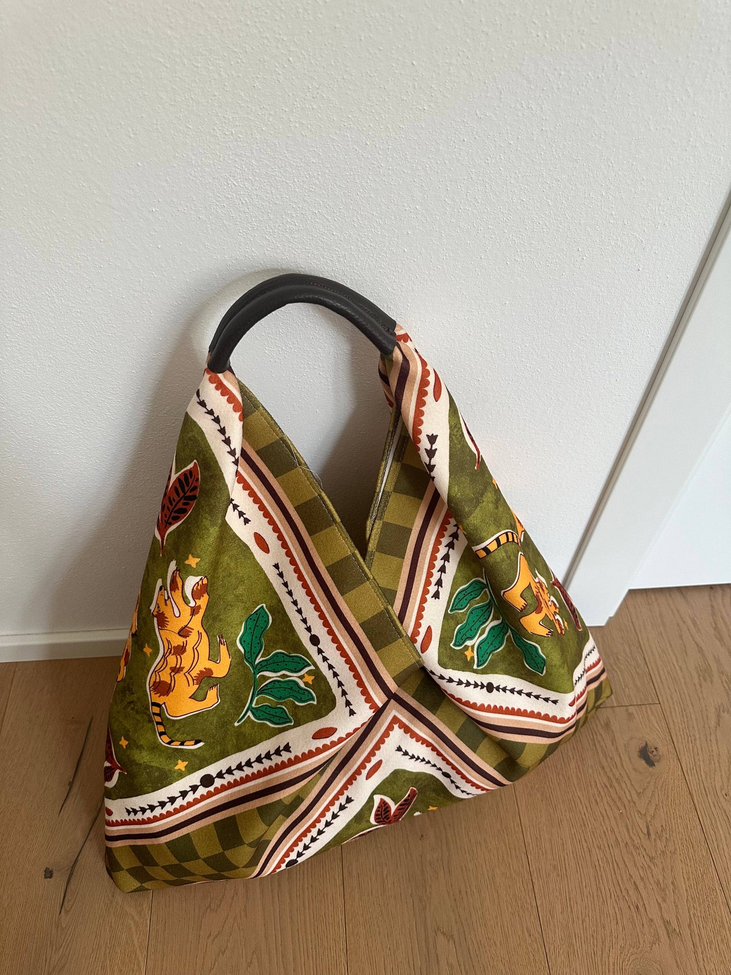 Sac Foulard Large avec Poignée en Cuir Véritable Motifs Félins - Une Autre Maison
