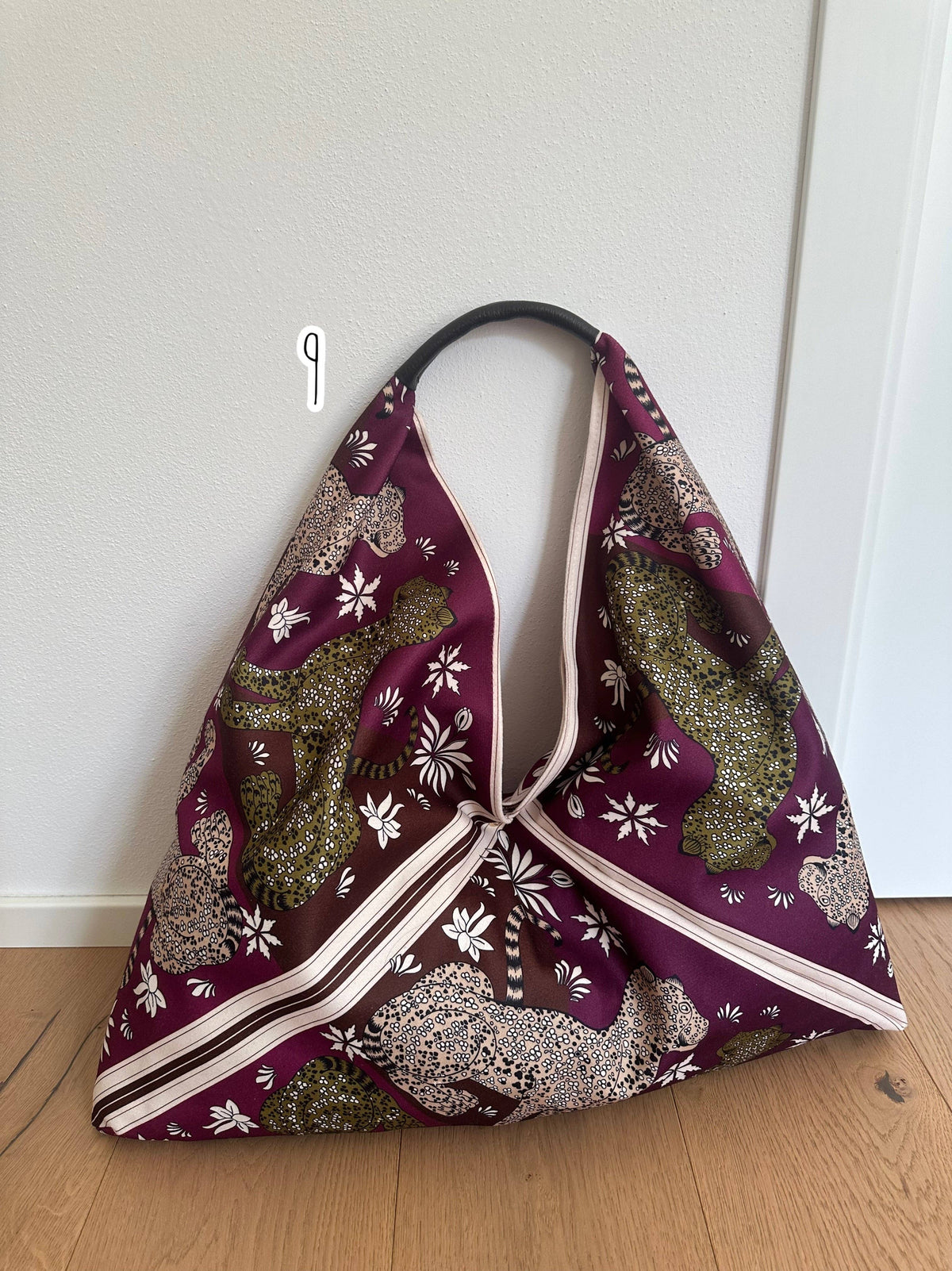 Sac Foulard Large avec Poignée en Cuir Véritable Motifs Félins - Une Autre Maison
