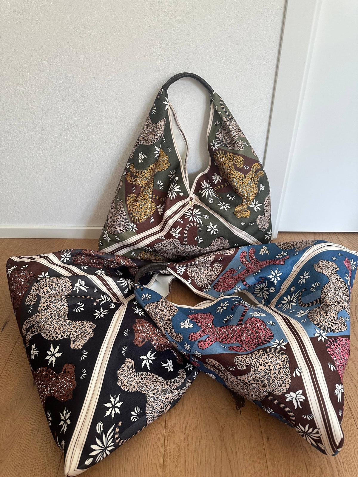 Sac Foulard Large avec Poignée en Cuir Véritable Motifs Félins - Une Autre Maison